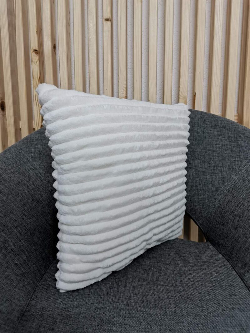 beli dekorativni jastuk na pruge